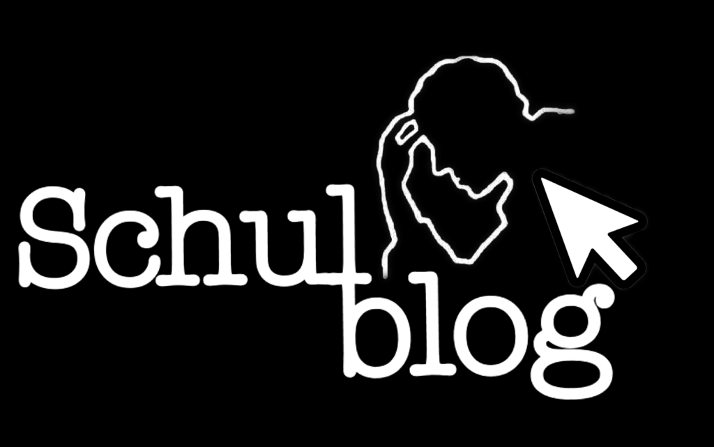 Das Bild zeigt das Logo eines Schulblogs auf schwarzem Hintergrund. Der Schriftzug "Schulblog" ist in weißer, klarer Schrift dargestellt. Über dem Wort "Schulblog" ist eine stilisierte, weiße Silhouette einer Person zu sehen, die nachdenklich mit einer Hand an den Kopf fasst. Neben der Silhouette befindet sich ein weißer Mauszeiger, der auf die Silhouette zeigt. Die Gestaltung ist einfach und modern, was auf eine digitale Plattform für schulische Themen hinweist.