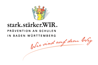 Oben befindet sich eine stilisierte Krone, die aus bunten Puzzlestücken besteht. Die Puzzlestücke sind in den Farben Rot, Gelb, Grün und Blau gehalten und symbolisieren Zusammenarbeit und Gemeinschaft. Unter der Krone steht der Schriftzug "stark.stärker.WIR." in einer klaren, modernen Schriftart. Der Text ist in Schwarz und hebt sich gut vom Hintergrund ab. Darunter befindet sich der Zusatz "PRÄVENTION AN SCHULEN IN BADEN WÜRTTEMBERG", ebenfalls in Schwarz, jedoch in einer kleineren Schriftgröße. Am unteren Rand des Logos ist der Satz "Wir sind auf dem Weg" in einer geschwungenen, roten Schriftart geschrieben. Diese Schriftart vermittelt eine freundliche und einladende Atmosphäre. Der gesamte Hintergrund des Logos ist weiß, was die verschiedenen Elemente klar zur Geltung bringt.