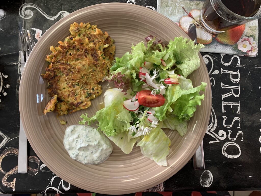 Karotten-Zucchini-Puffer mit Wildkräutersalat