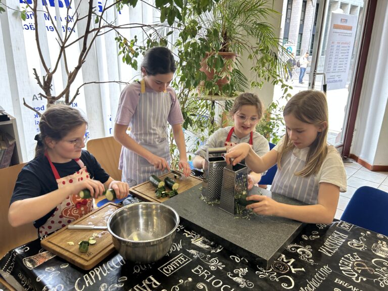 Schülerinnen beim Gemüse schneiden