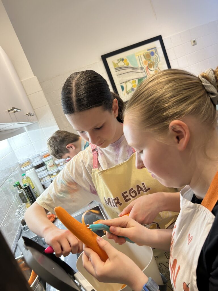 Schülerinnen beim Gemüseputzen