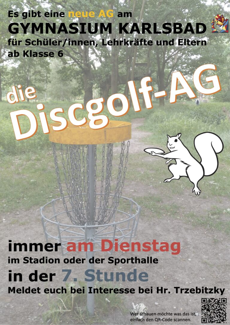 Plakat zur „Discgolf‑AG“ am Gymnasium Karlsbad. Hintergrund ist ein Foto eines Discgolf‑Korbs im Park, daneben eine gezeichnete Eichhörnchenfigur mit Frisbee. Groß steht „die Discgolf‑AG“. Weitere Infos: offen für Schüler/innen, Lehrkräfte und Eltern ab Klasse 6; Treffen immer dienstags in der 7. Stunde im Stadion oder in der Sporthalle; Kontakt: Hr. Trzebitzky. Unten rechts ein QR‑Code.