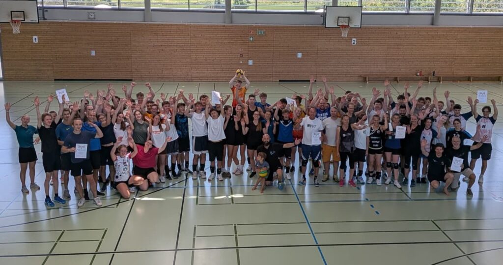 Gruppenbild aller Teilnehmer des Volleyballturniers, in der Sporthalle