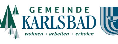 Logo der Gemeinde Karlsbad mit Tannen links und Wappen auf der rechten Seite